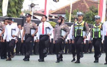Kapolresta Banyuwangi Beri Penghargaan kepada13  Personel Berprestasi