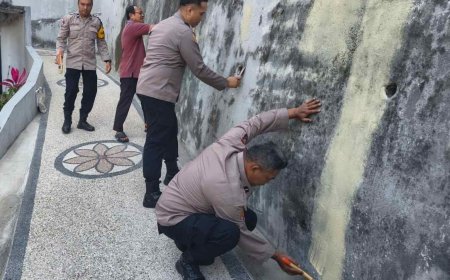 Sambut HUT ke-81 RI dan Gerakan Indonesia ASRI, Polresta Malang Kota dan Warga Gotong Royong Cat Tembok Gang Pemukiman
