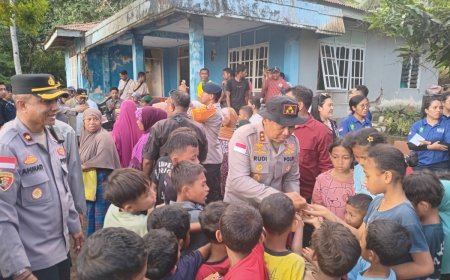 Polri Berikan Trauma Healing Kepada Anak-Anak Terdampak Gempa Bumi di Ende NTT