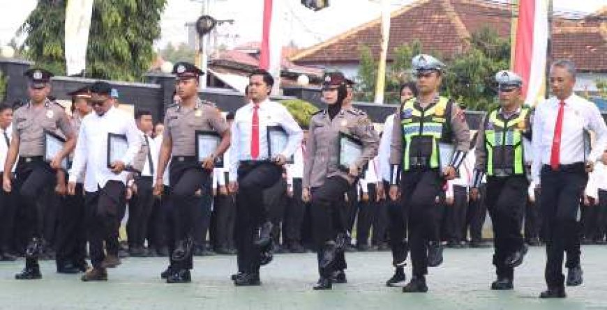 Kapolresta Banyuwangi Beri Penghargaan kepada13  Personel Berprestasi