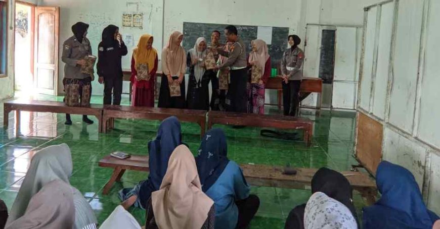 Polwan Polres Ngawi Gandeng Da'i Kamtibmas Edukasi Santri Cegah Perilaku Kekerasan