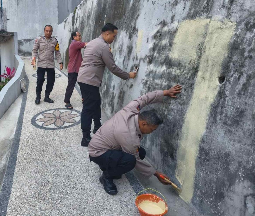 Sambut HUT ke-81 RI dan Gerakan Indonesia ASRI, Polresta Malang Kota dan Warga Gotong Royong Cat Tembok Gang Pemukiman