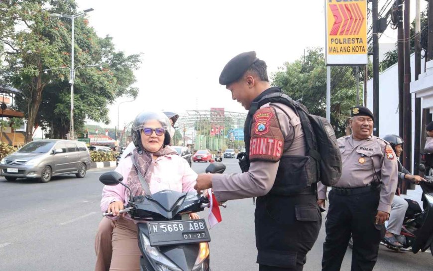 Polresta Malang Kota Berbagi 81 Bendera Merah Putih ke Pengendara, Pupuk Nasionalisme Jelang HUT RI ke-81