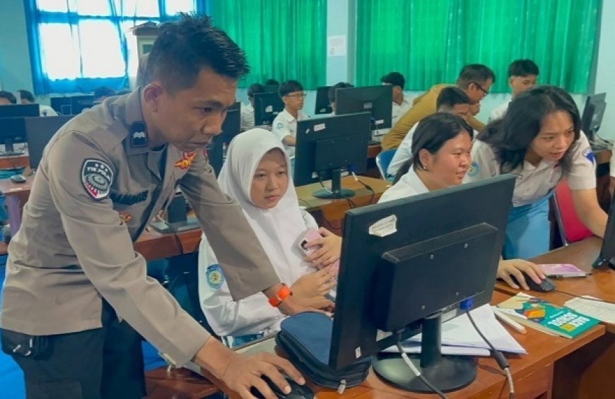 Dihadapan Pelajar SMAN, Tim Polres Bojonegoro Edukasi Membangun Pemahaman dan Etika Memanfaatkan Teknologi AI