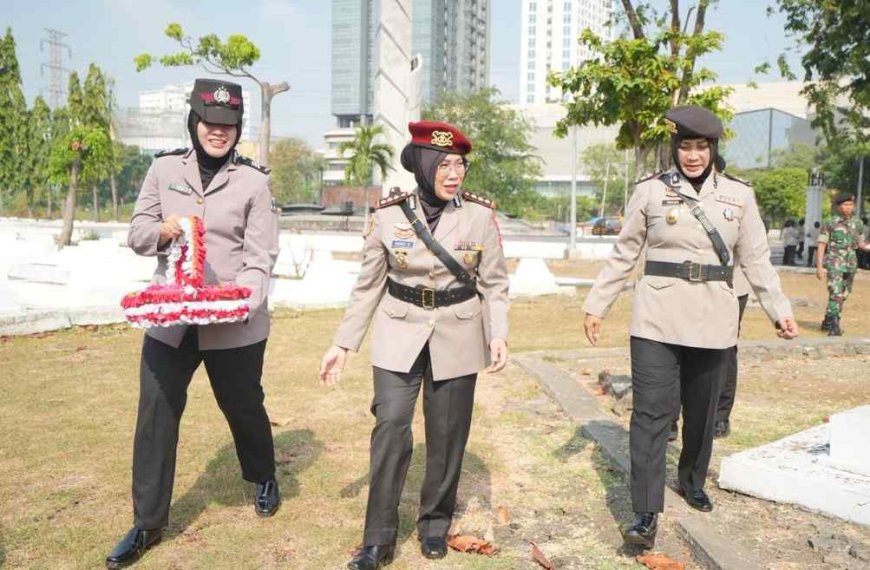 Hari Jadi ke-78 Tahun 2026, Polwan Polda Jatim Ziarah ke TMP 10 November