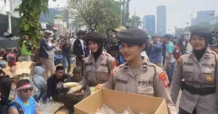 Senyum Ramah Polwan dan Sekotak Nasi Hangat untuk Pejuang Aspirasi di DPR